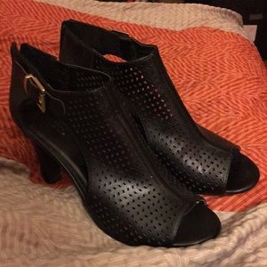 Size 9 black high heel shoes